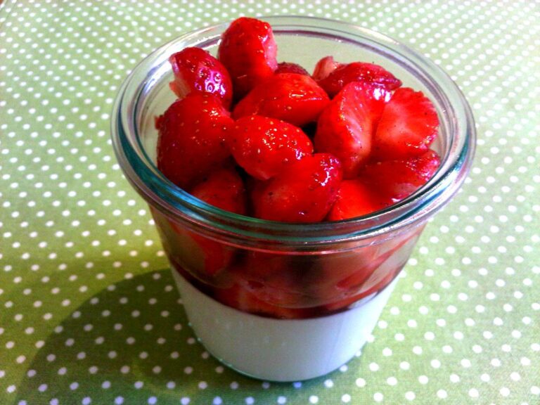 Panna cotta mit frischen Erdbeeren - meyrose - fashion, beauty &amp; me