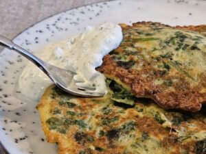 Spinatpfannkuchen mit Kräuterquark