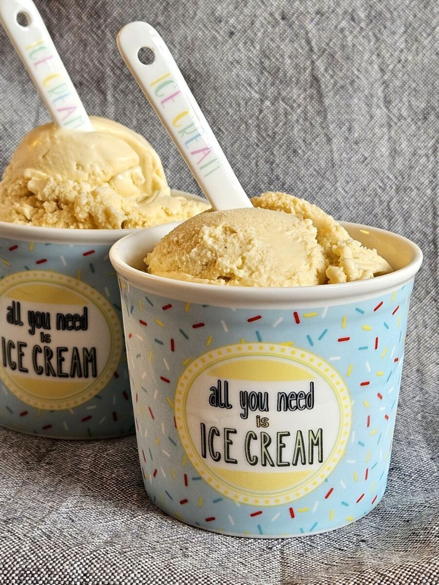 Eisbecher mit dem Aufdruck all you need ist ICE CREAM gefüllt mit Tonkabohneneis