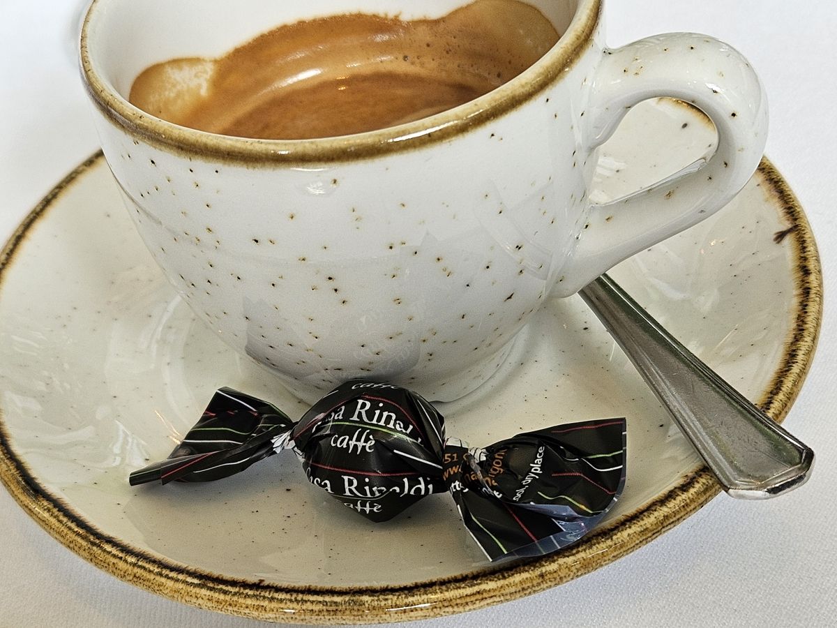 Espresso mit Bonbon