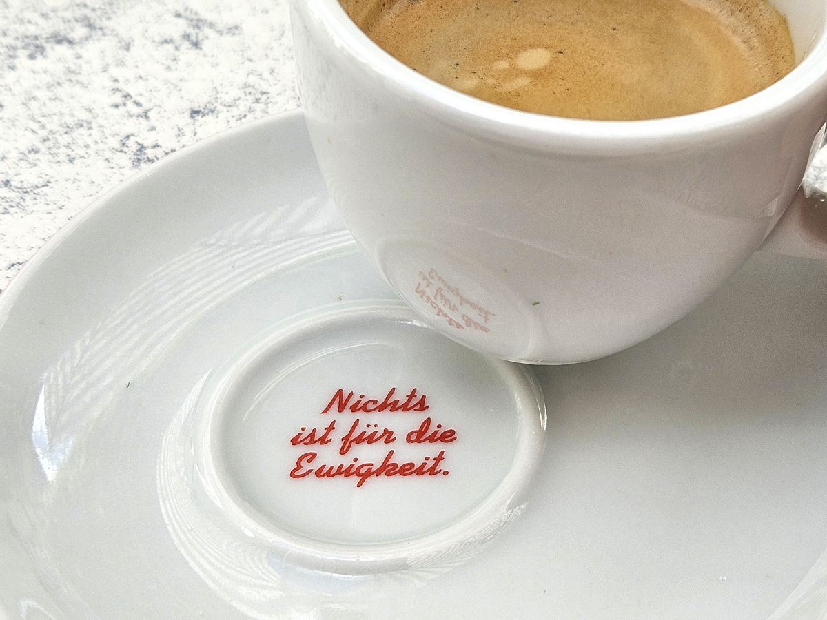 Espresso mit Untertasse: Nichts ist für die Ewigkeit.