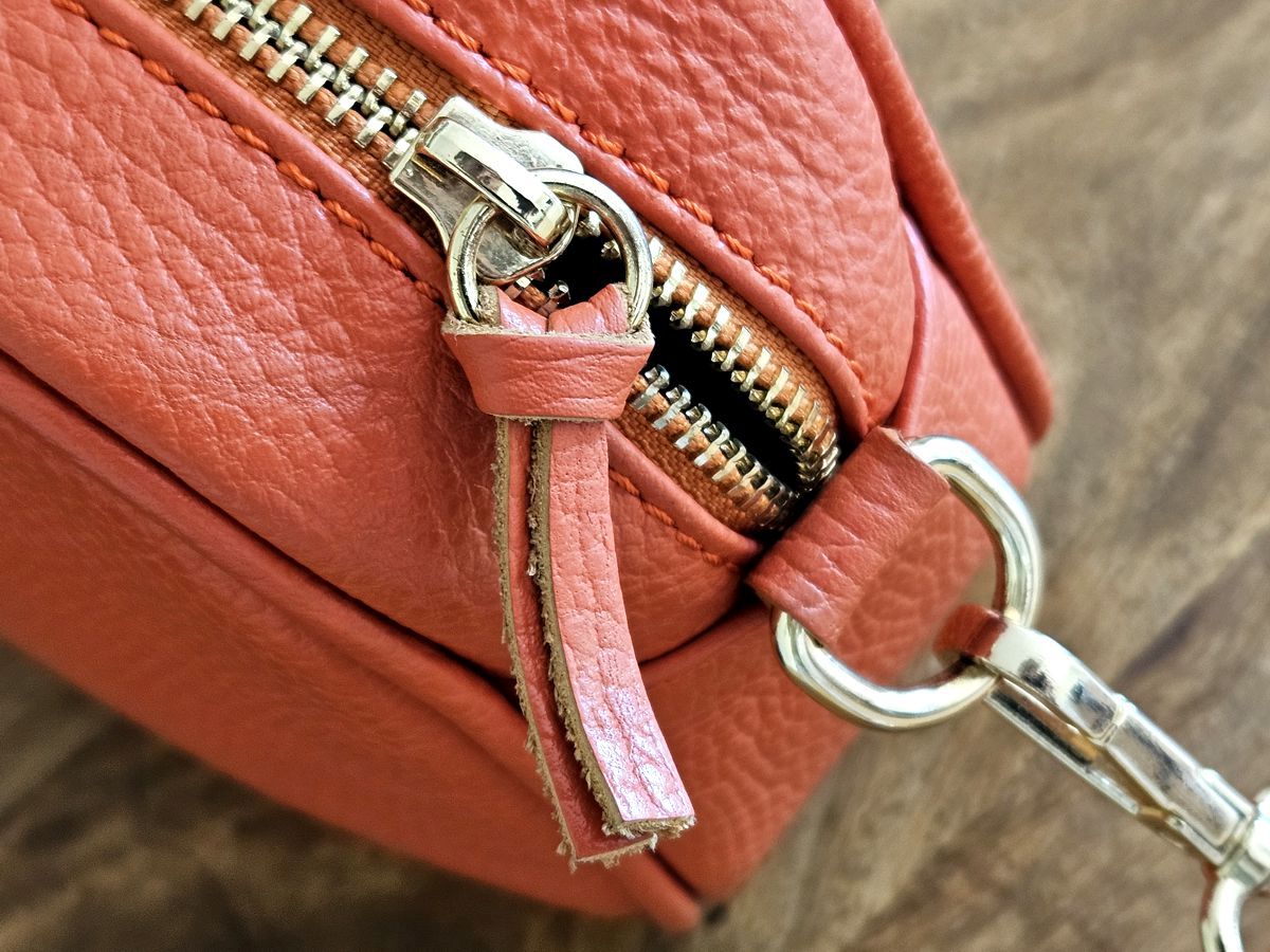 Handtasche in der Farbe Papaya - Ein kleines Lederband erleichtert die Bedienung des Zippers