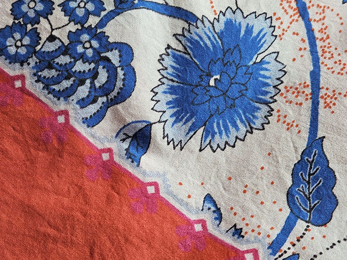 Nickituch aus Baumwolle in Orange-Rot und weiß mit Blumen in Jeansblautönen und kleinen Akzenten in Pink