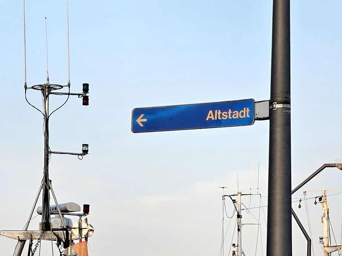 Eckernförde Hafen Wegweiser zur Altstadt