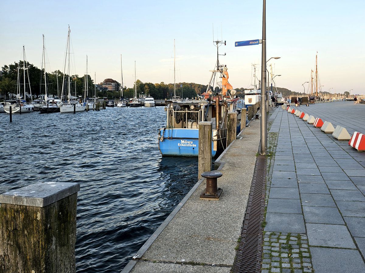 Eckernförde Hafen Wegweiser zur Altstadt