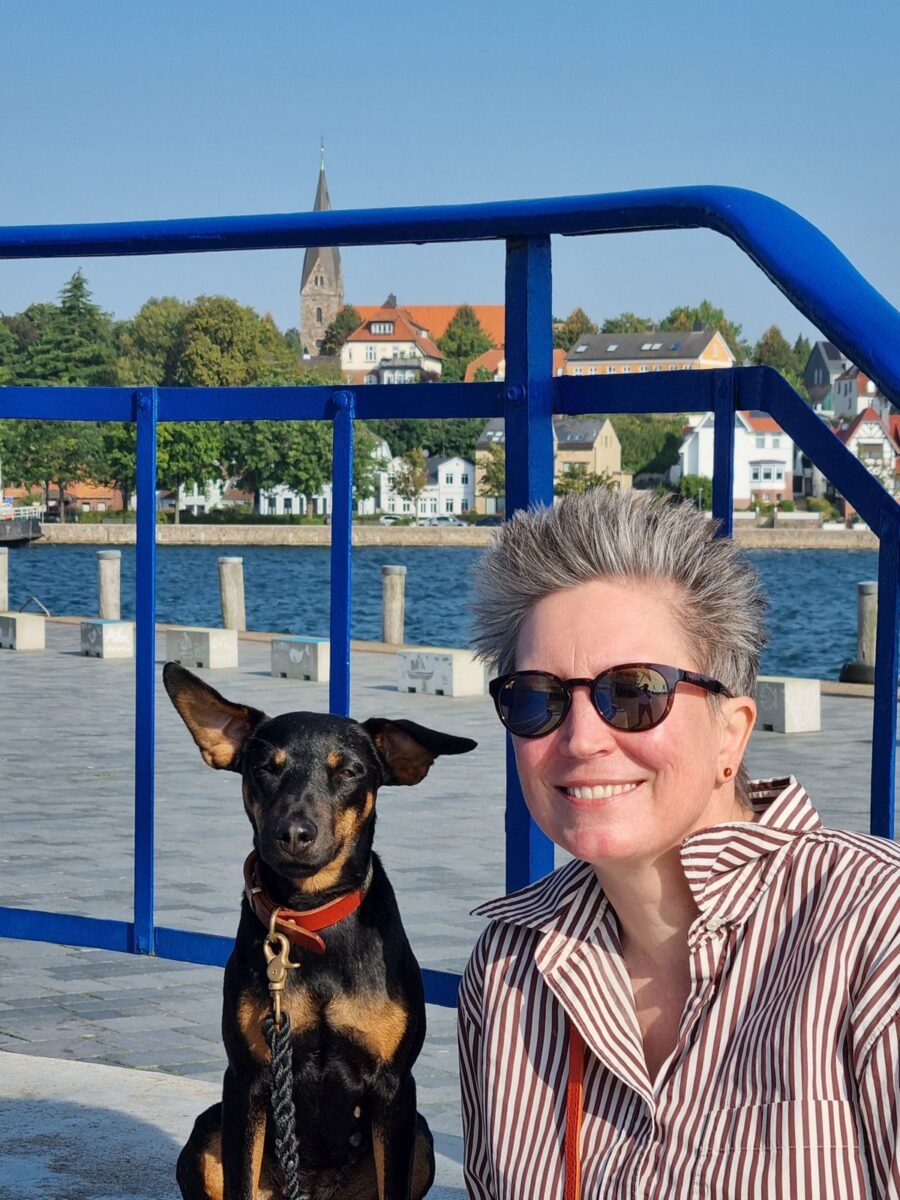 Ines Meyrose mit Jagdterrier Mona 2024 im Sturm