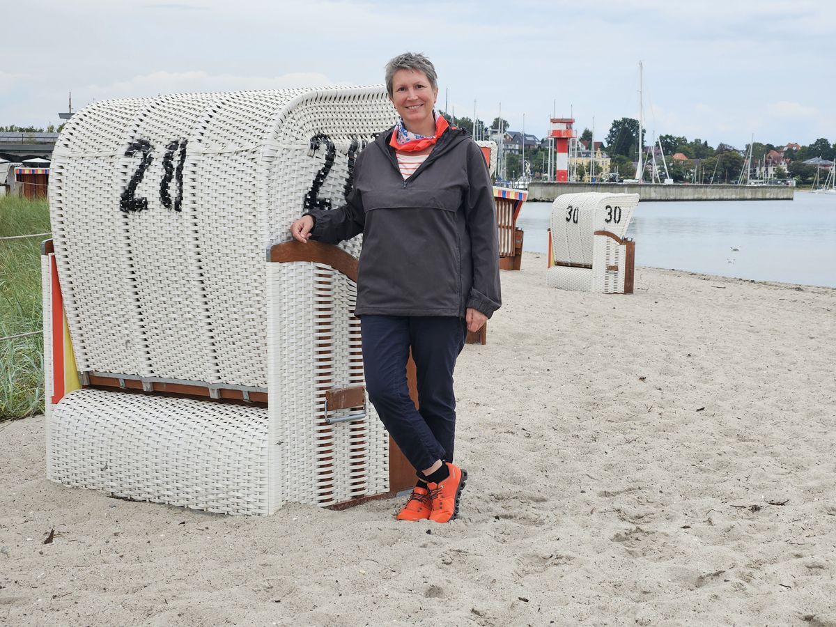 Ines Meyrose - Outfit 2024 - Windbreaker - leichte Regenjacke - Übergangsjacke - Accessoires Orange