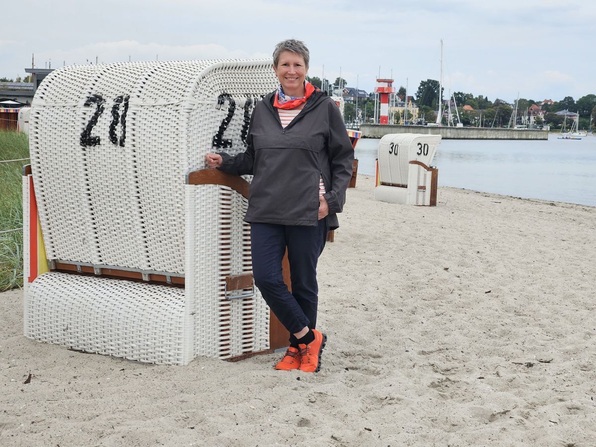 Ines Meyrose - Outfit 2024 - Windbreaker - leichte Regenjacke - Übergangsjacke - Accessoires Orange