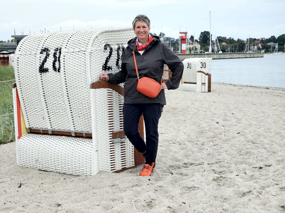 Ines Meyrose - Outfit 2024 - Windbreaker - leichte Regenjacke - Übergangsjacke - Accessoires Orange