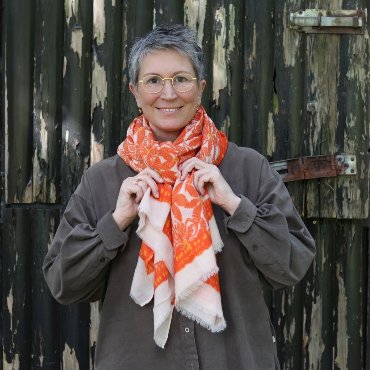 Ines Meyrose - Outfit 2024 - Wollschal mit Blütenmuster in Orange gebunden zum Schalknoten drunter & drüber - Portrait