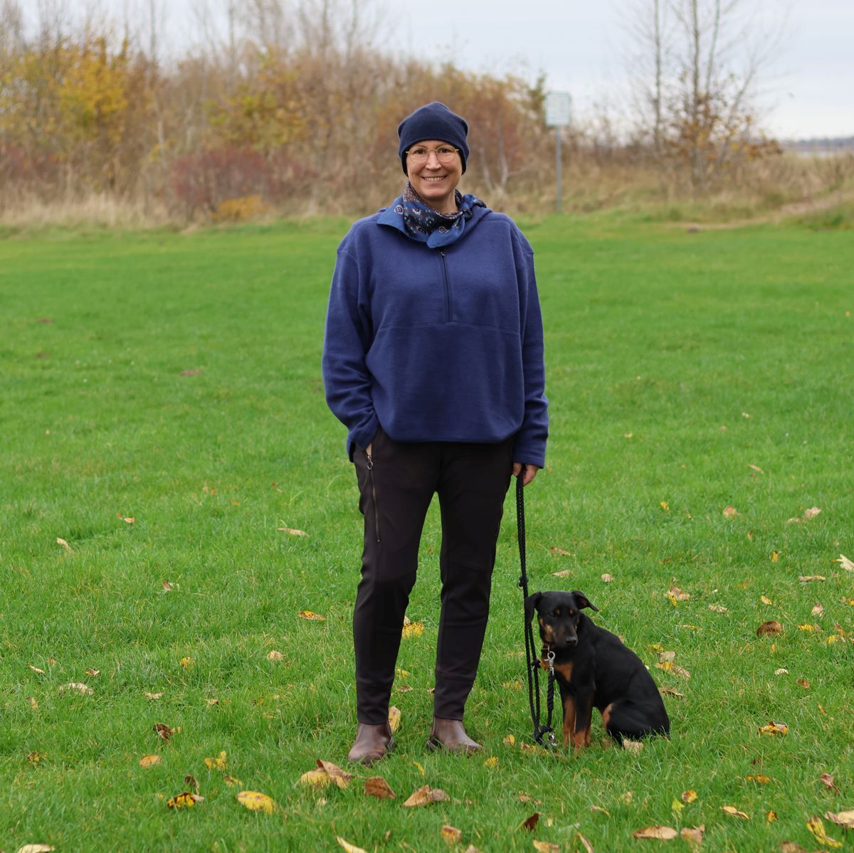 Ines Meyrose - Outfit 2024 - Hoodie und Mütze in Blau, Jogpants und Boots in Braun - Farbklammer mit Seidentuch in Blau-Braun - mit Bloggerhund Jagdterrier Mona