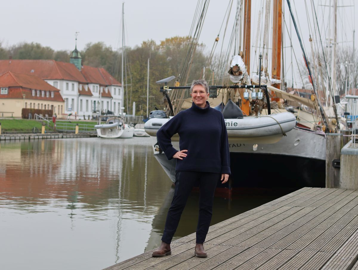 Ines Meyrose - Outfit 2024 - Turtleneck-Pullover und Jogpant in Navy