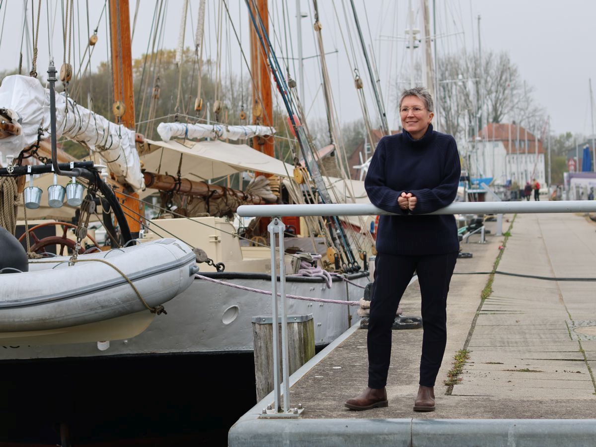 Ines Meyrose - Outfit 2024 - Turtleneck-Pullover und Jogpant in Navy