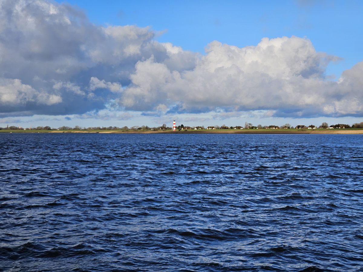 Fahrt mit der Elbfähre Glückstadt - Wischhafen mit Blick auf Glückstadt