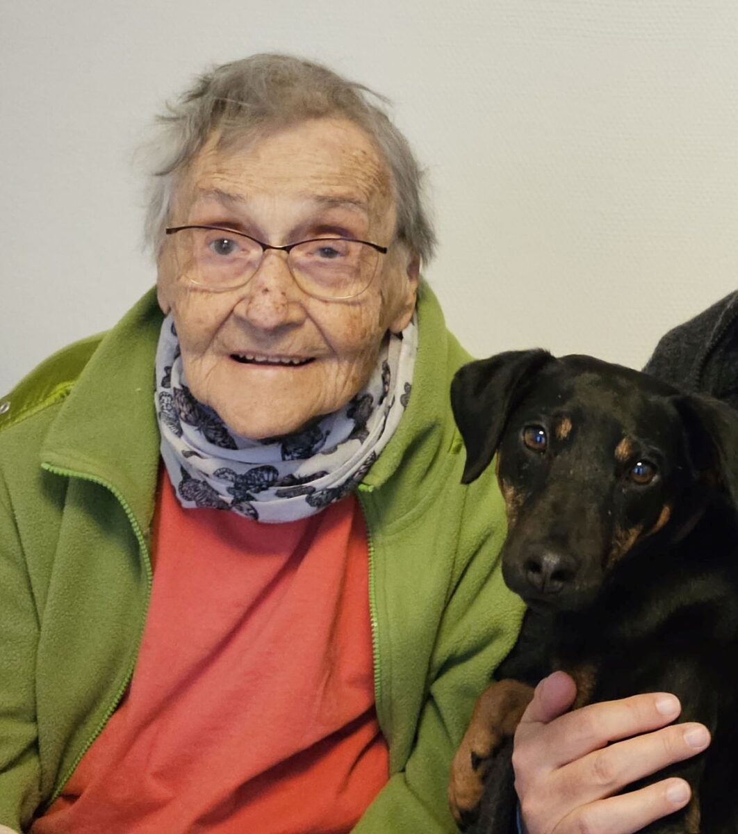 Gerlinde mit Mona am 99. Geburtstag 2024