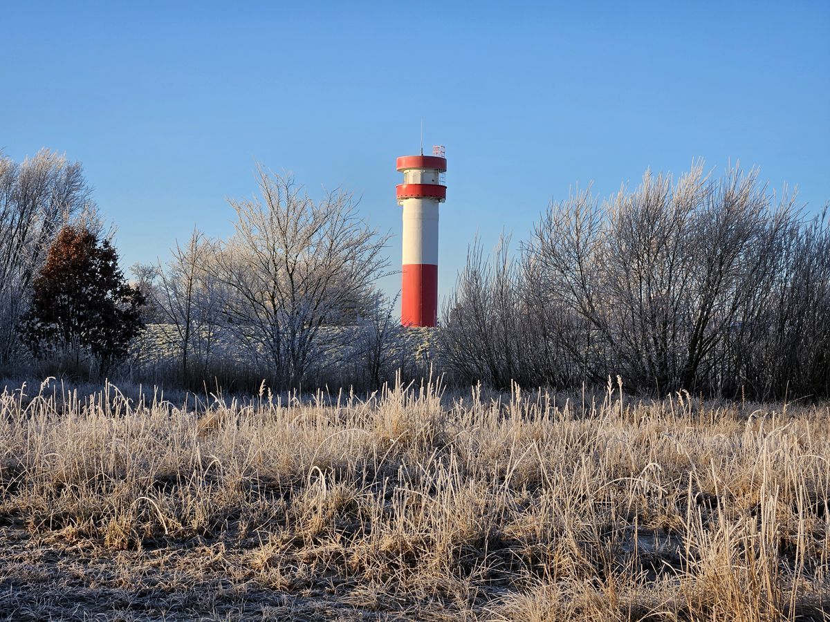 Leuchtturm Krautsand im Winter in gefrorenem Nebel