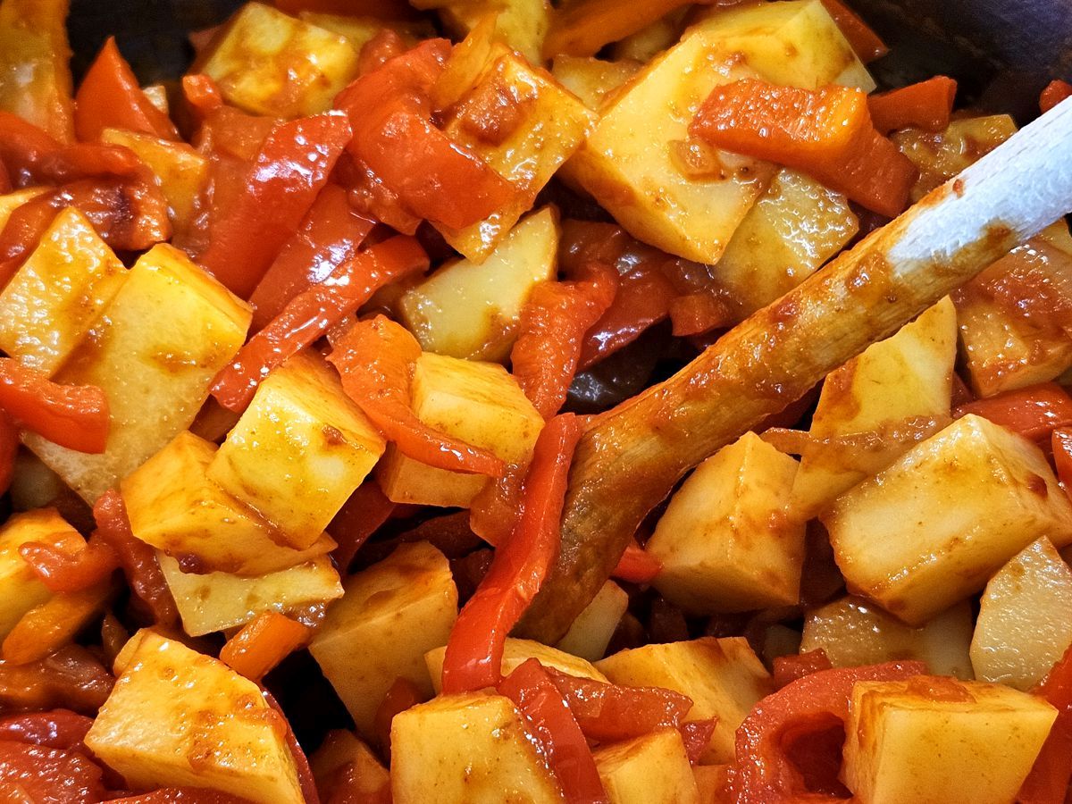 Paprika-Kartoffel-Suppe Anschwitzen der Zutaten