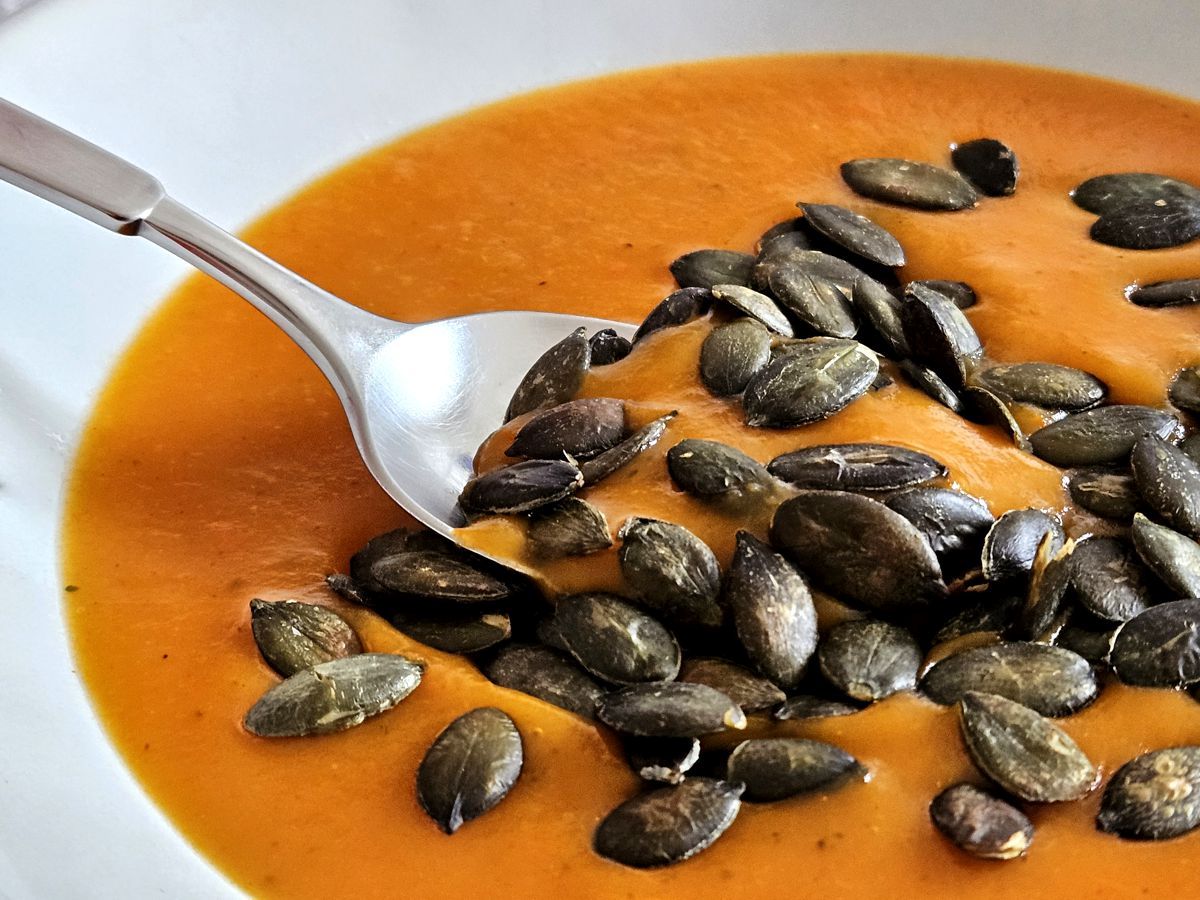 Paprika-Kartoffel-Suppe mit gerösteten Kürbiskernen