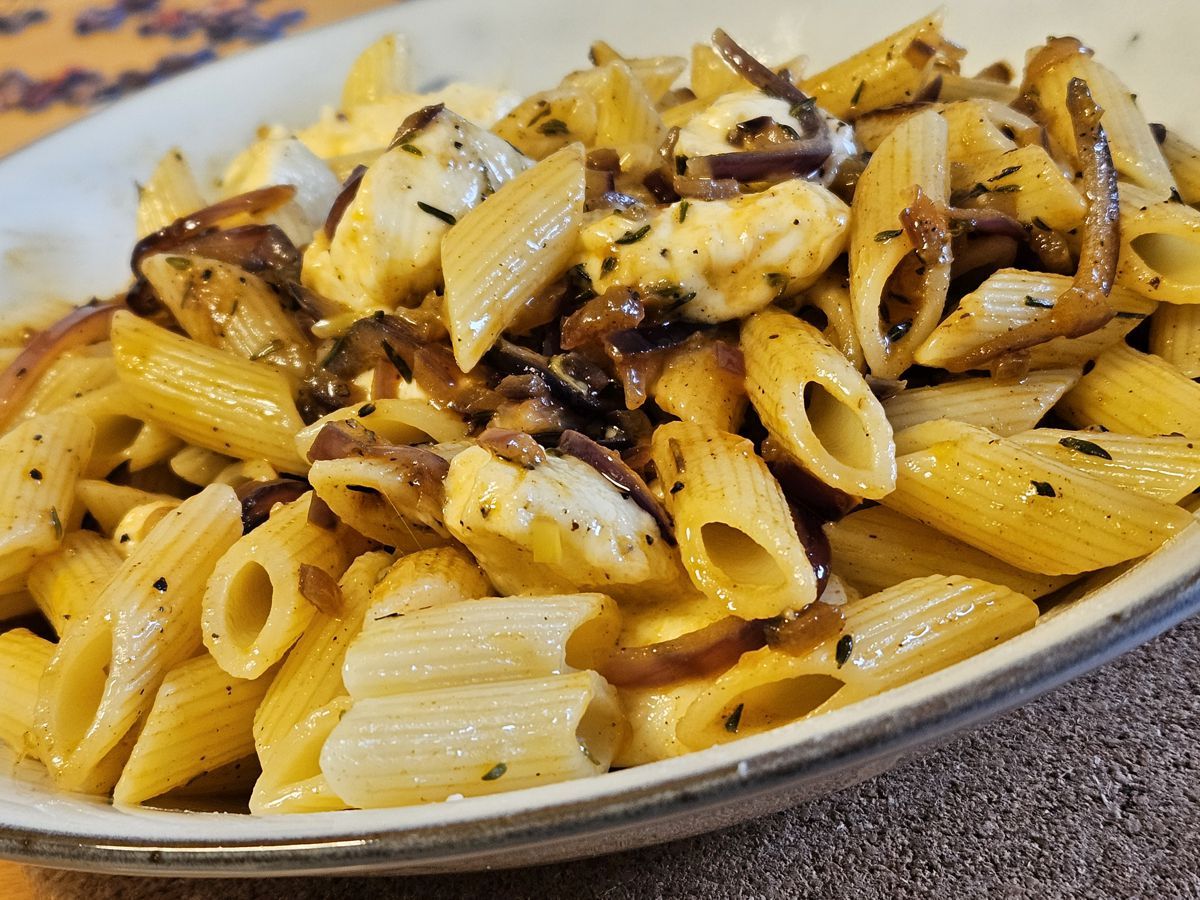 Nudeln mit Mozzarella und geschmorten Zwiebeln in Olivenöl